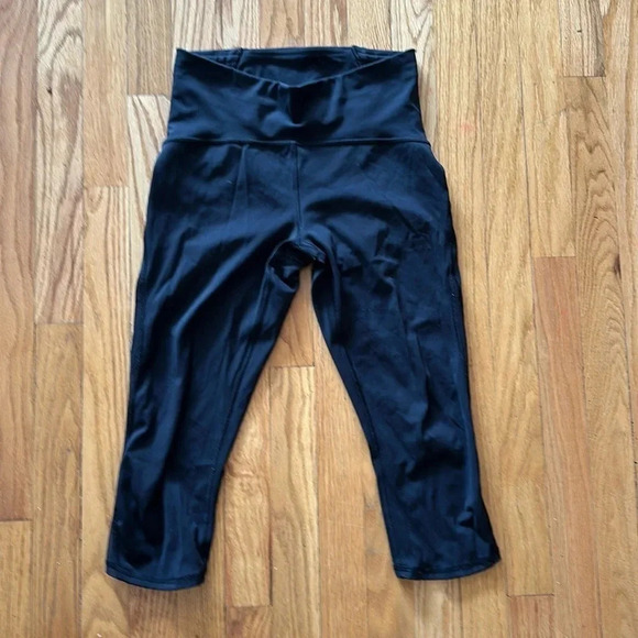 Lululemon 6 Train Times Crop (17") Black great pre owned condition, mesh detail - Picture 4 of 13